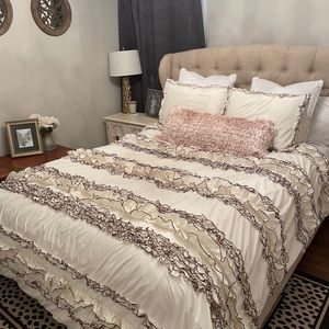 Anthropologie Tuxedo Ruffle Bedding Queen
